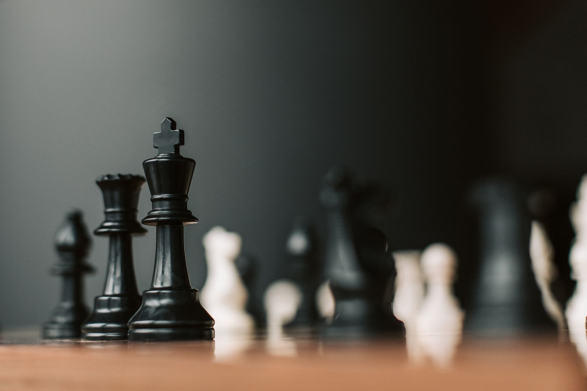 资产保护与风险隔离 国际象棋棋局象征资产保护与风险隔离策略