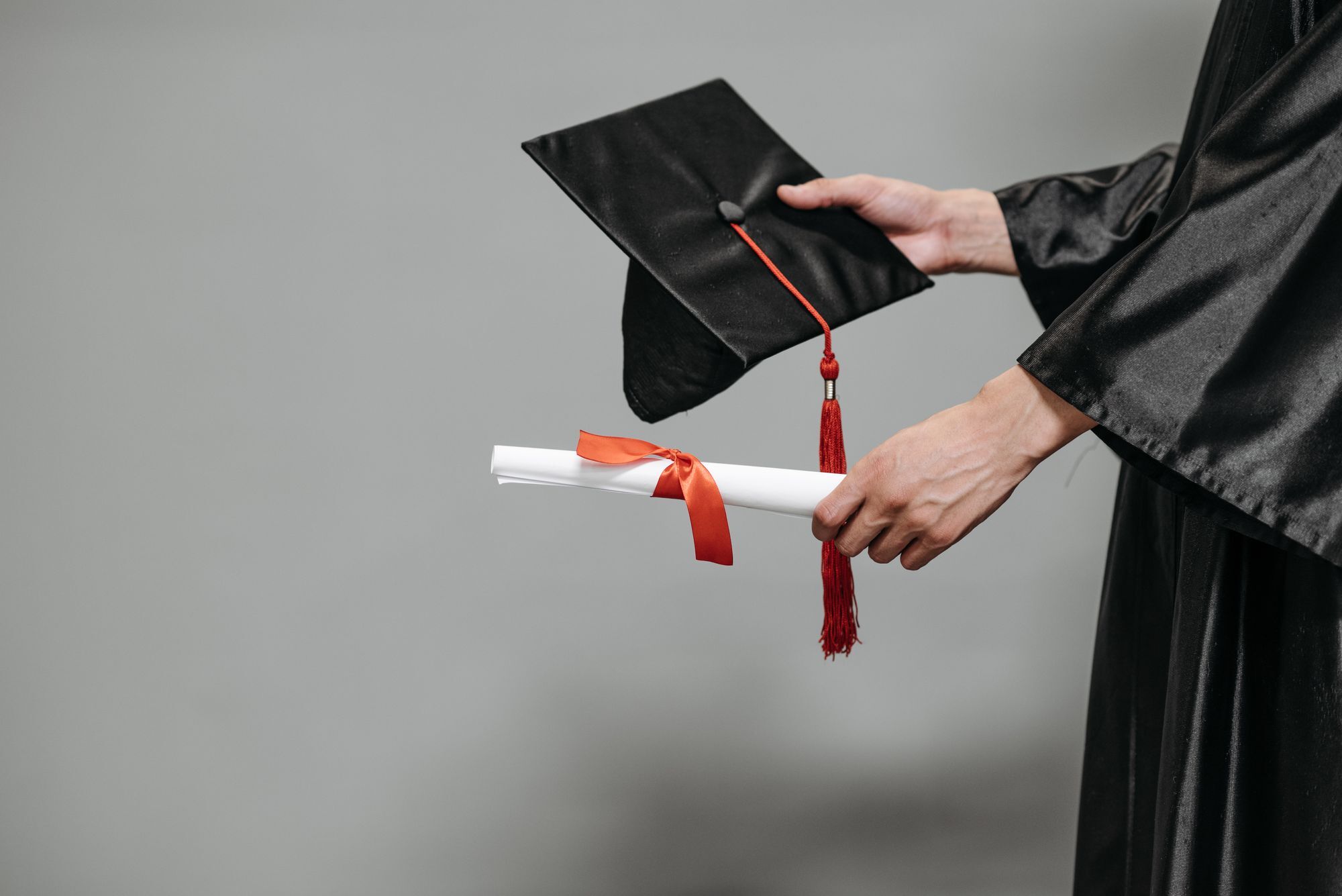 毕业生手持学位证书与学士帽 — 子女教育规划