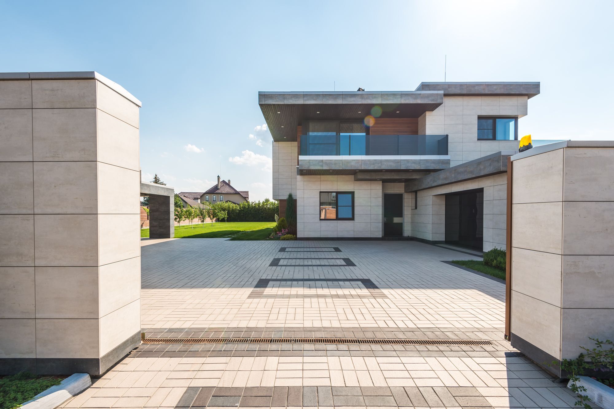 现代住宅外观 — 房地产投资与持有规划